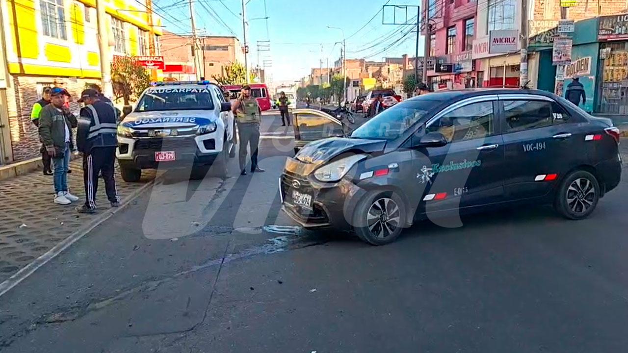 Conductor se salva de ser atropellado tras choque de miniván contra su vehículo en Paucarpata