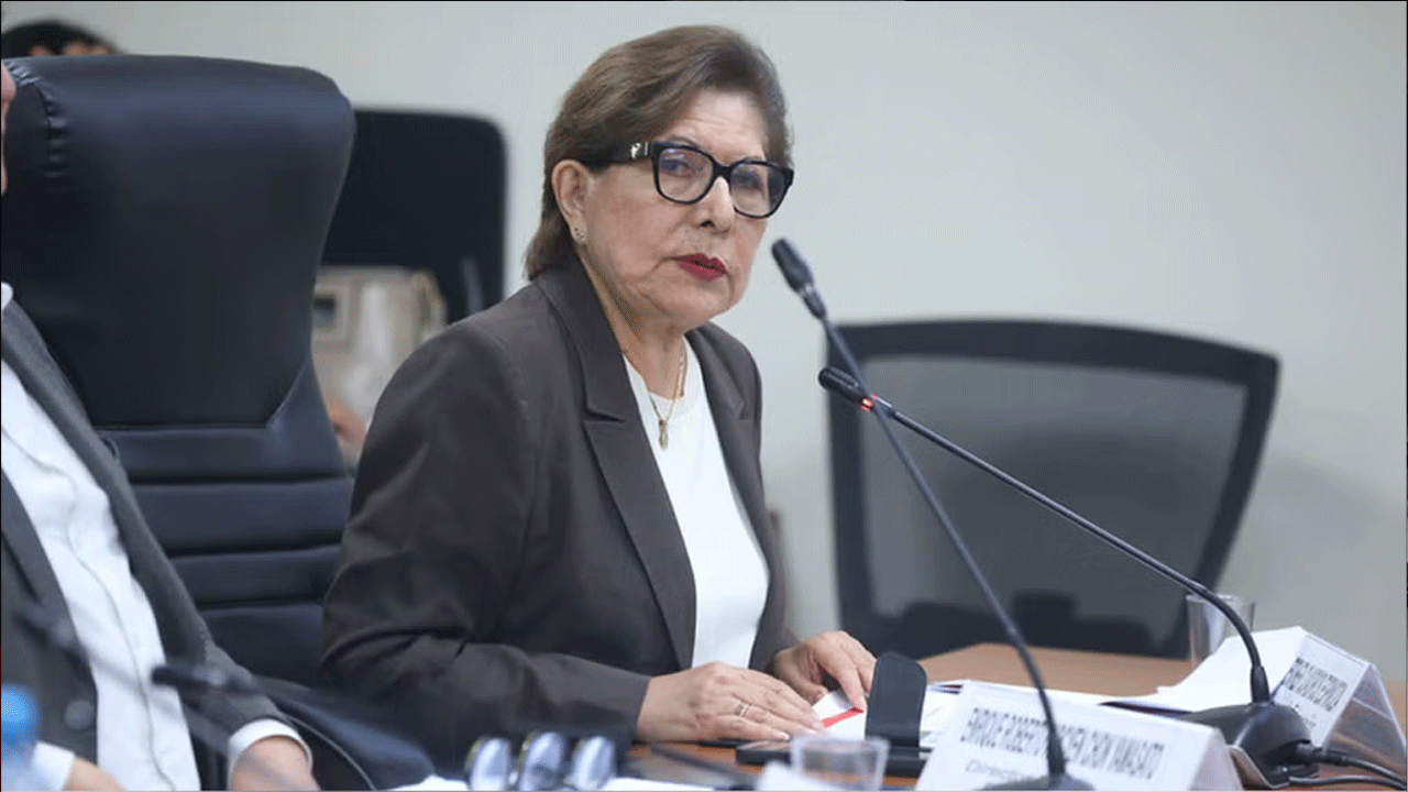 María Cuadros renuncia al Ministerio de Educación en medio de cuestionamientos