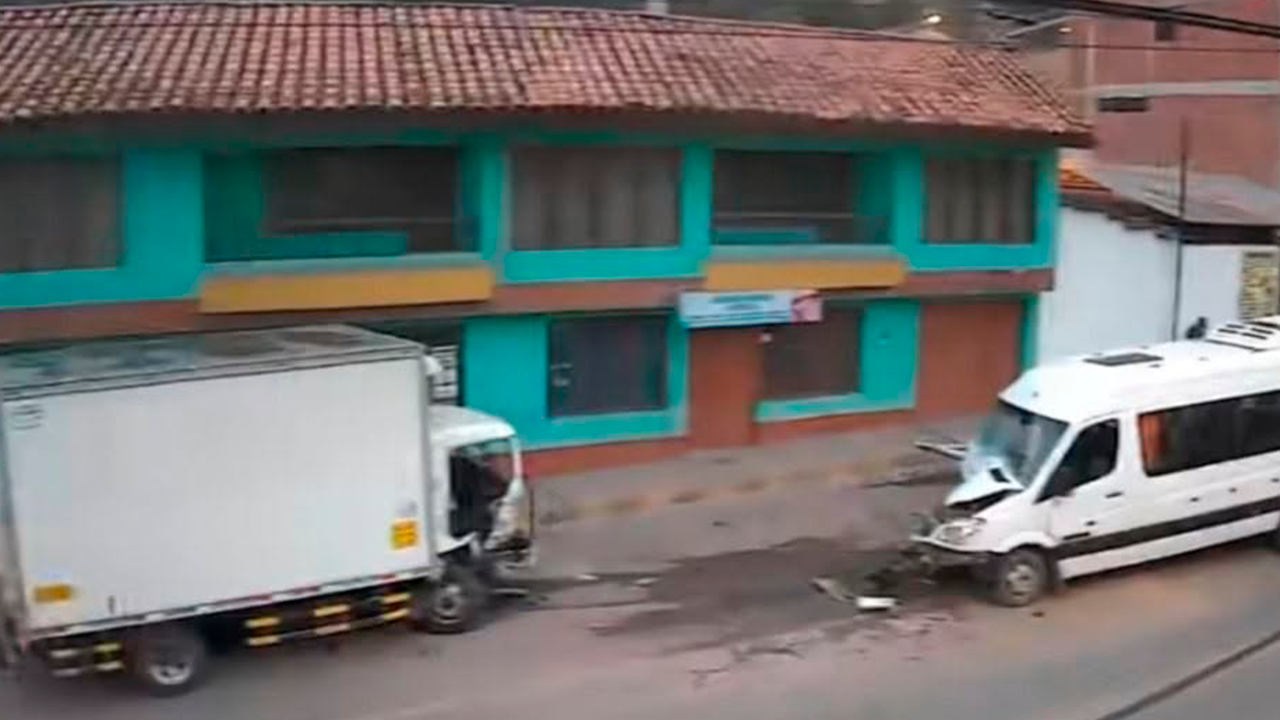 Choque en Cusco deja 16 turistas heridos en la vía hacia Urcos