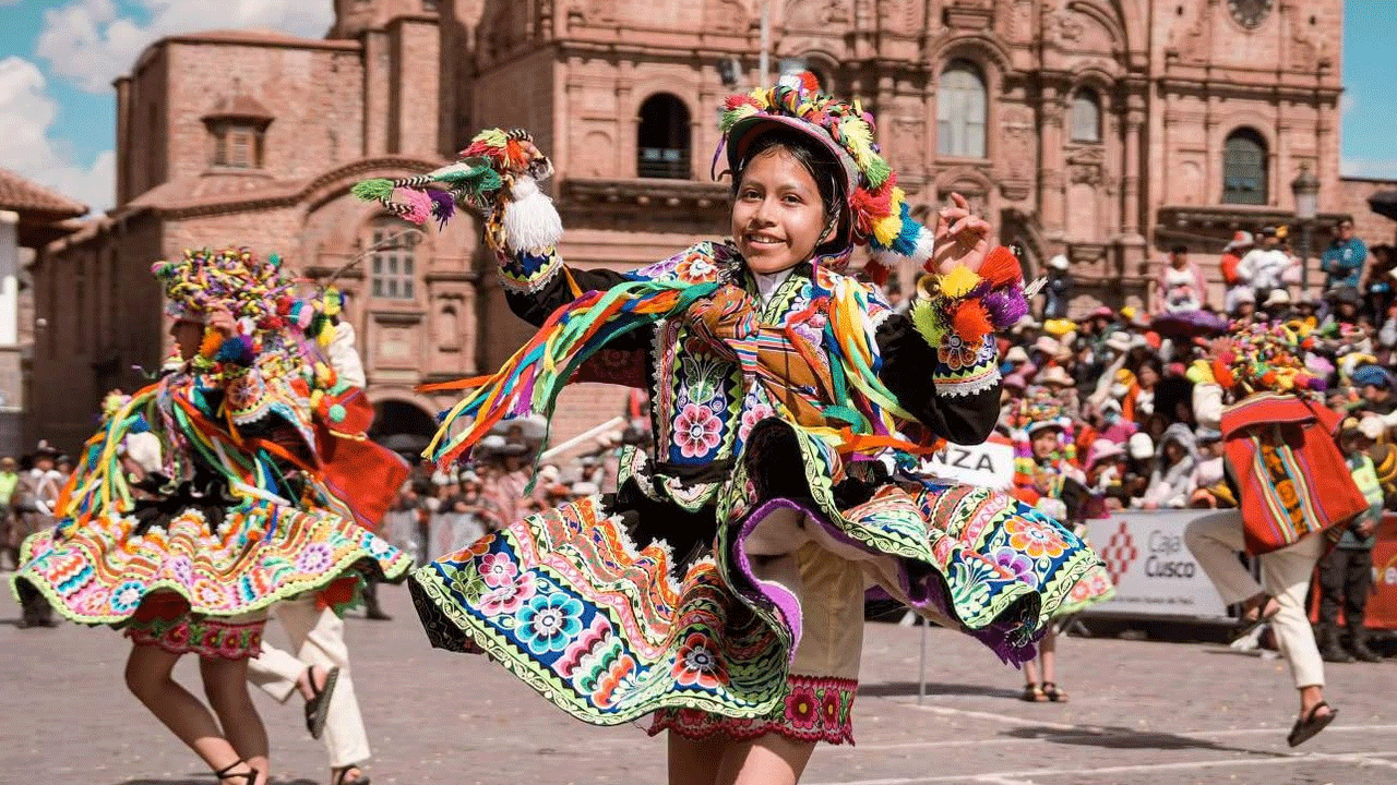 Más de 50 delegaciones escolares llenan de color el Cusco en tradicional pasacalle por su mes jubilar