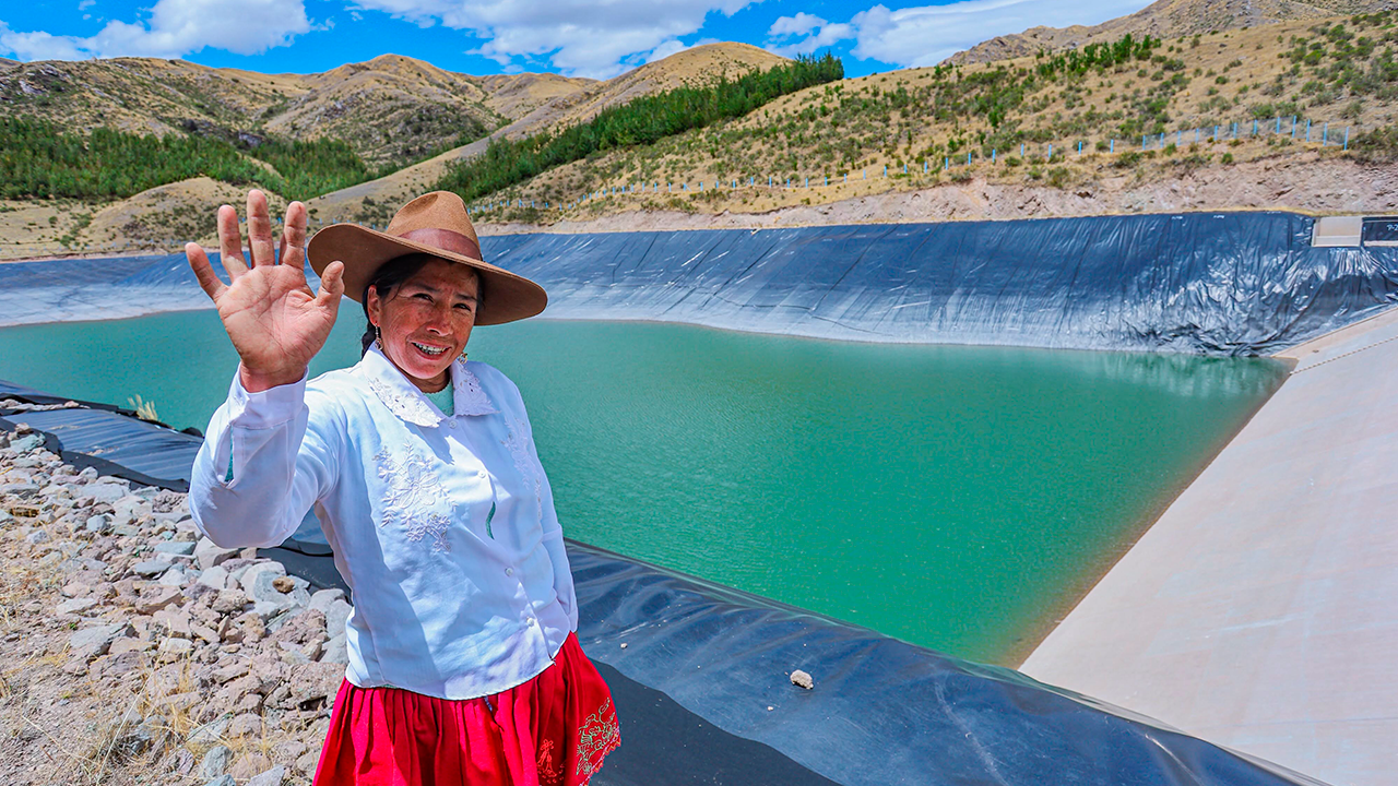 Keiko Fujimori inaugura sistema de riego Paccaritambo en Cusco
