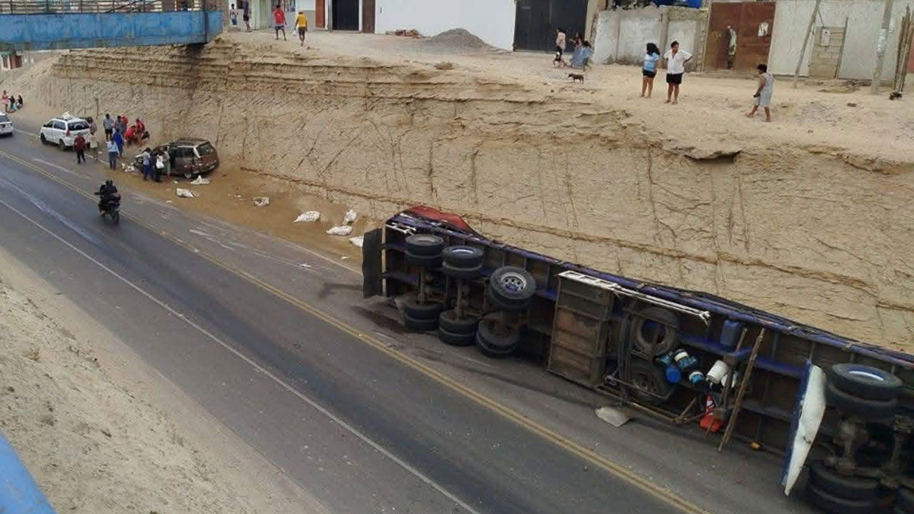 Choque entre auto y tráiler deja varios heridos en Camaná