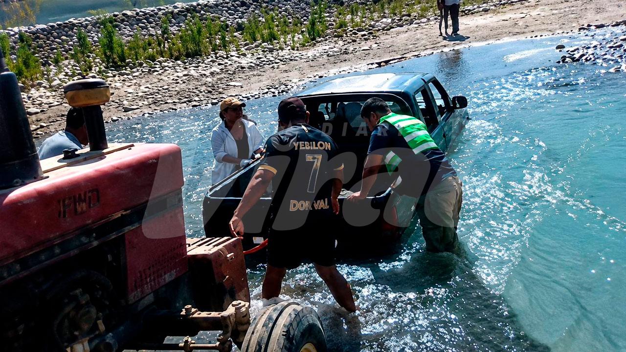 Rescatan a familia atrapada por la corriente del río Majes