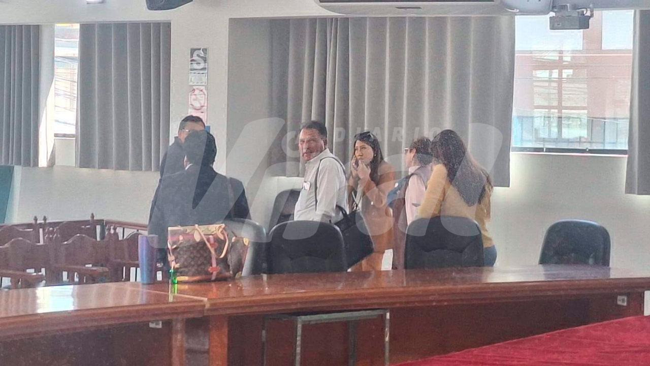 Desorden y caos en sesión de concejo de la MPA por falta de funcionarios 