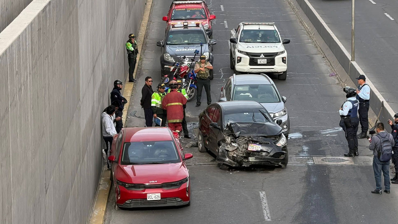 Choque múltiple de tres vehículos en avenida Venezuela deja tres heridos