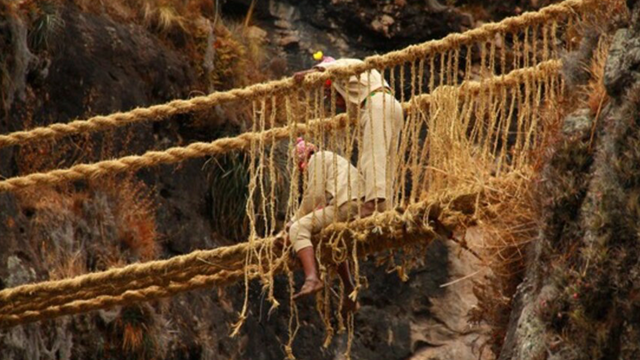 Comuneros de Cusco inician la renovación del puente inca Q’eswachaka con rituales ancestrales