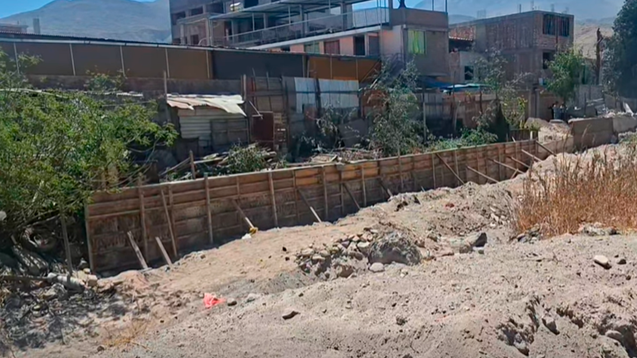 Vecinos de Cerro Colorado alertan por presunta invasión de torrentera en Santa Isabel