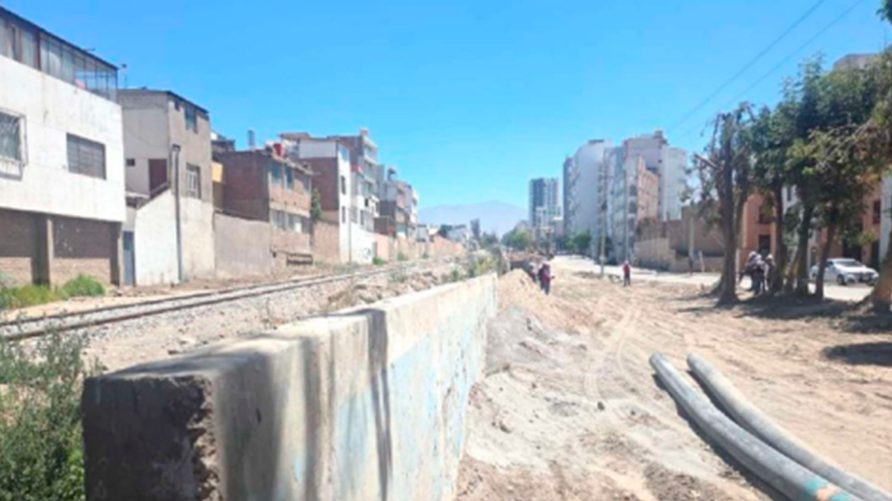 Contraloría advierte riesgos en obra de la avenida Metropolitana por deficiencias cerca de la quebrada Chullo