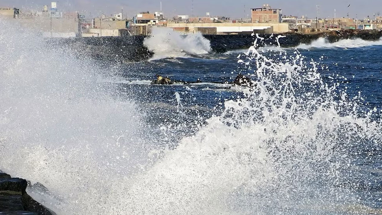 Oleajes anómalos persistirán en el litoral arequipeño