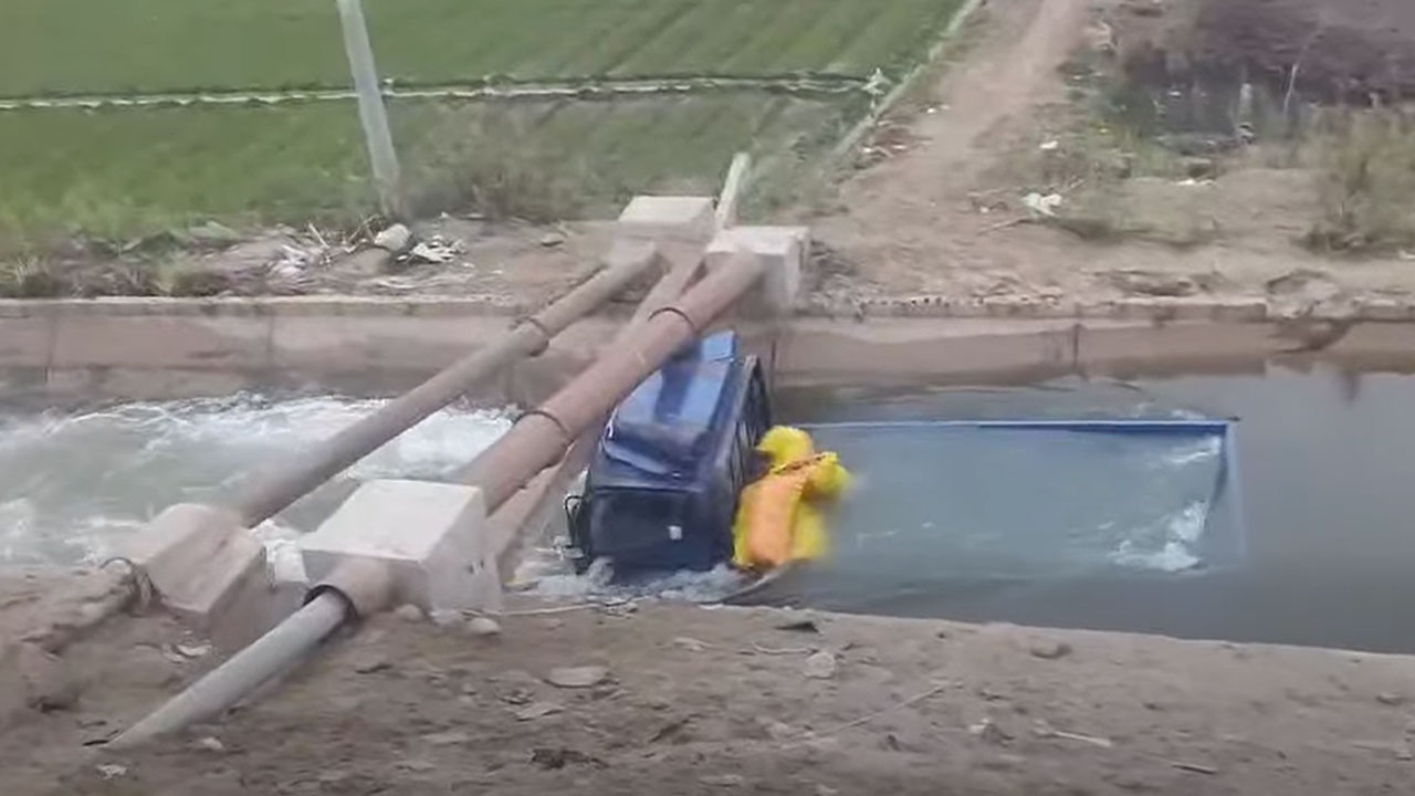 Camaná: camión con papas cae a canal y pone en riesgo abastecimiento de agua