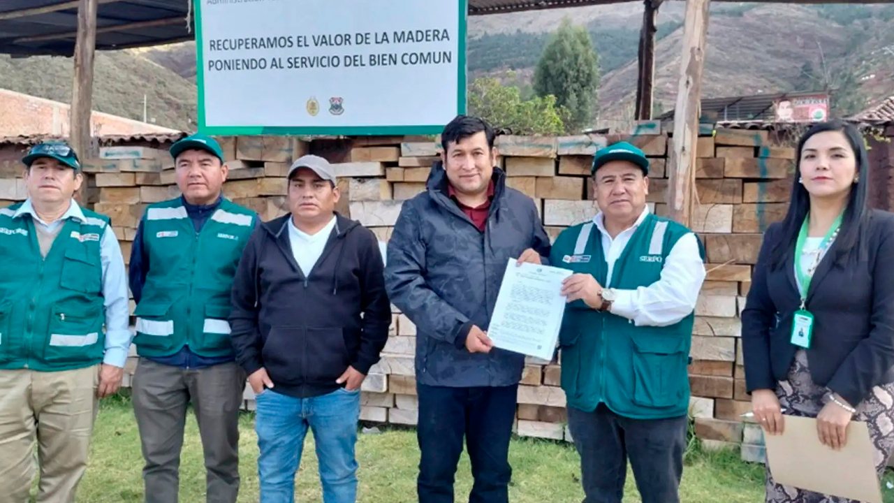 Serfor dona madera decomisada para renovar puentes peatonales en Calca