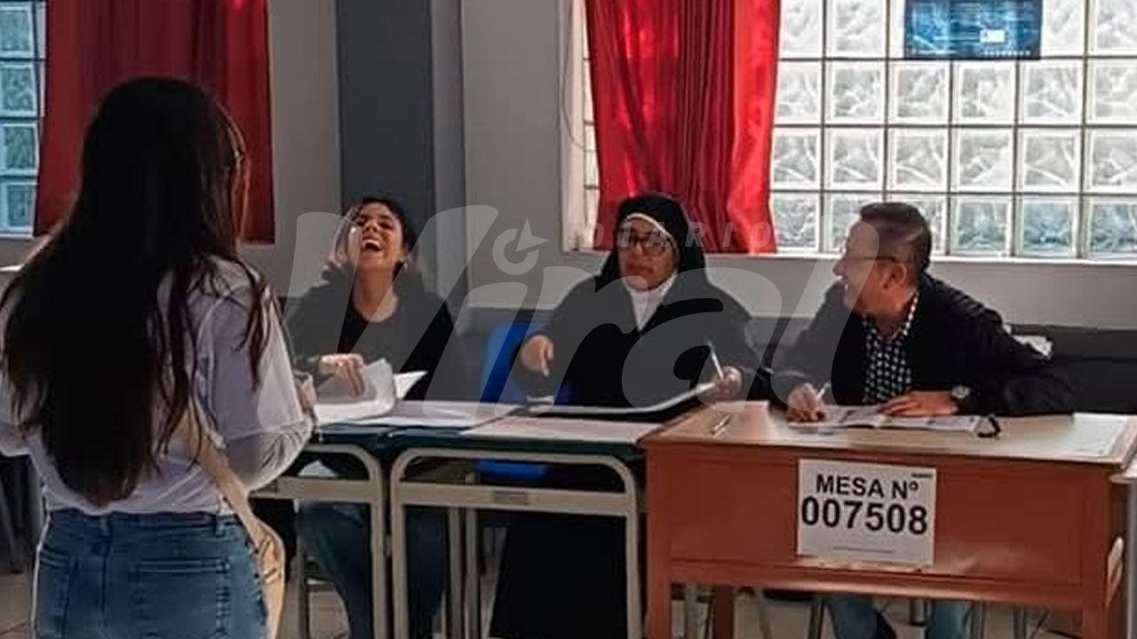 Monjita lidera mesa de votación en Yanahuara durante jornada electoral 2026