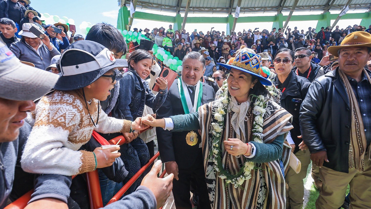 Keiko Fujimori admite deuda del Estado con el sur y anuncia obras para Puno