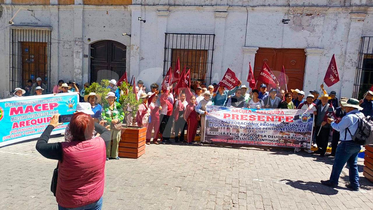 Cerca de 10 docentes jubilados fallecen cada mes por enfermedades terminales sin ver aumento de sus pensiones