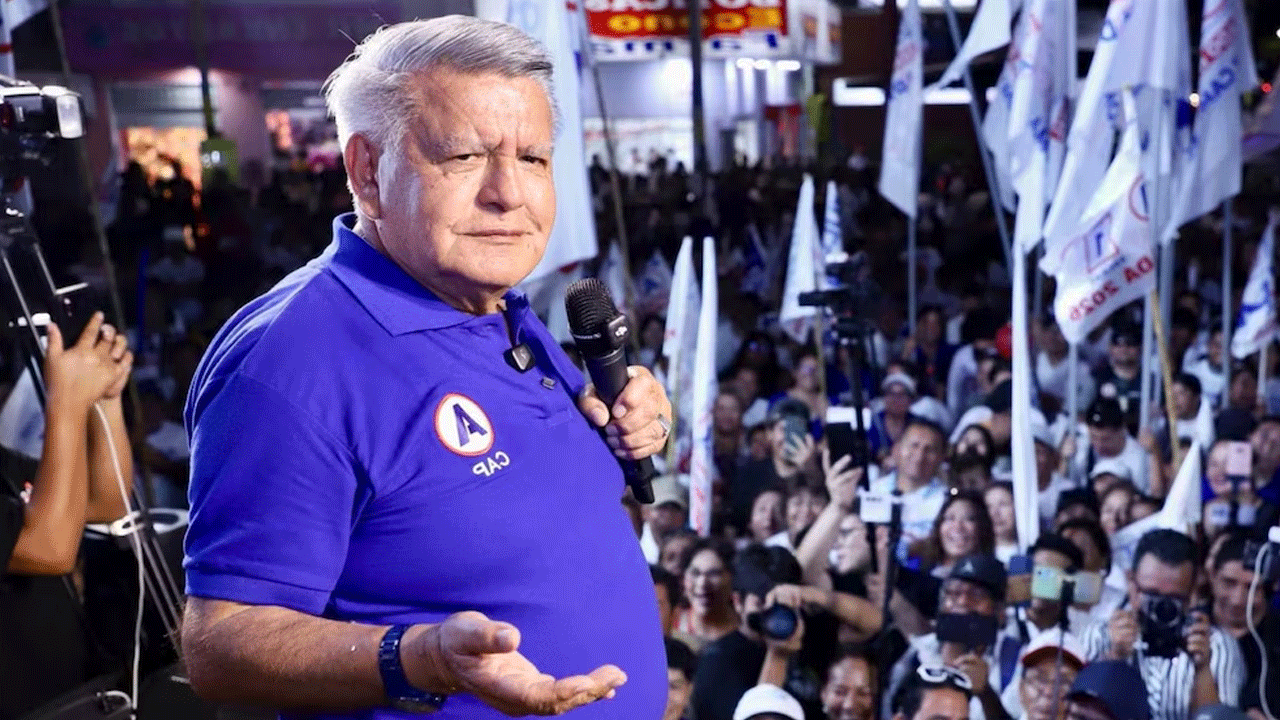 César Acuña evita a la prensa tras mitin en SJL: “Me llega lo que digan los medios de comunicación”