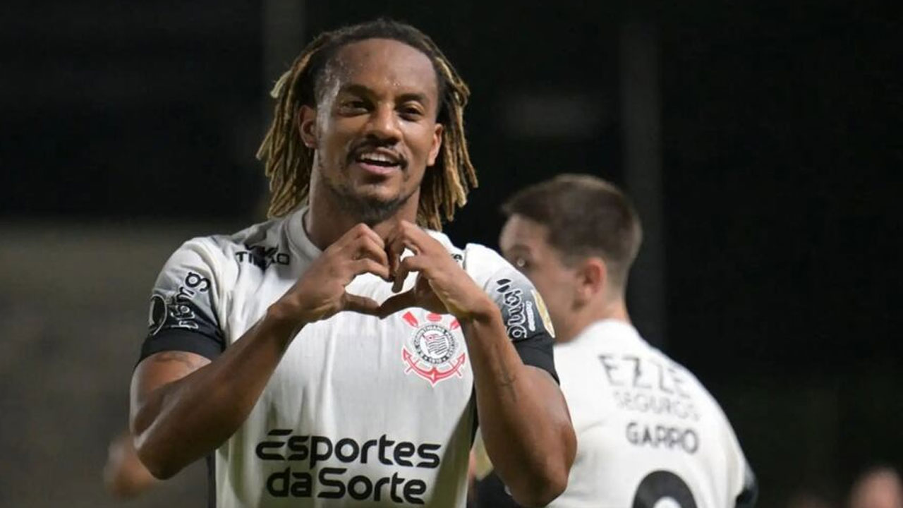 André Carrillo gana terreno en Brasil tras ser titular ante Flamengo 
