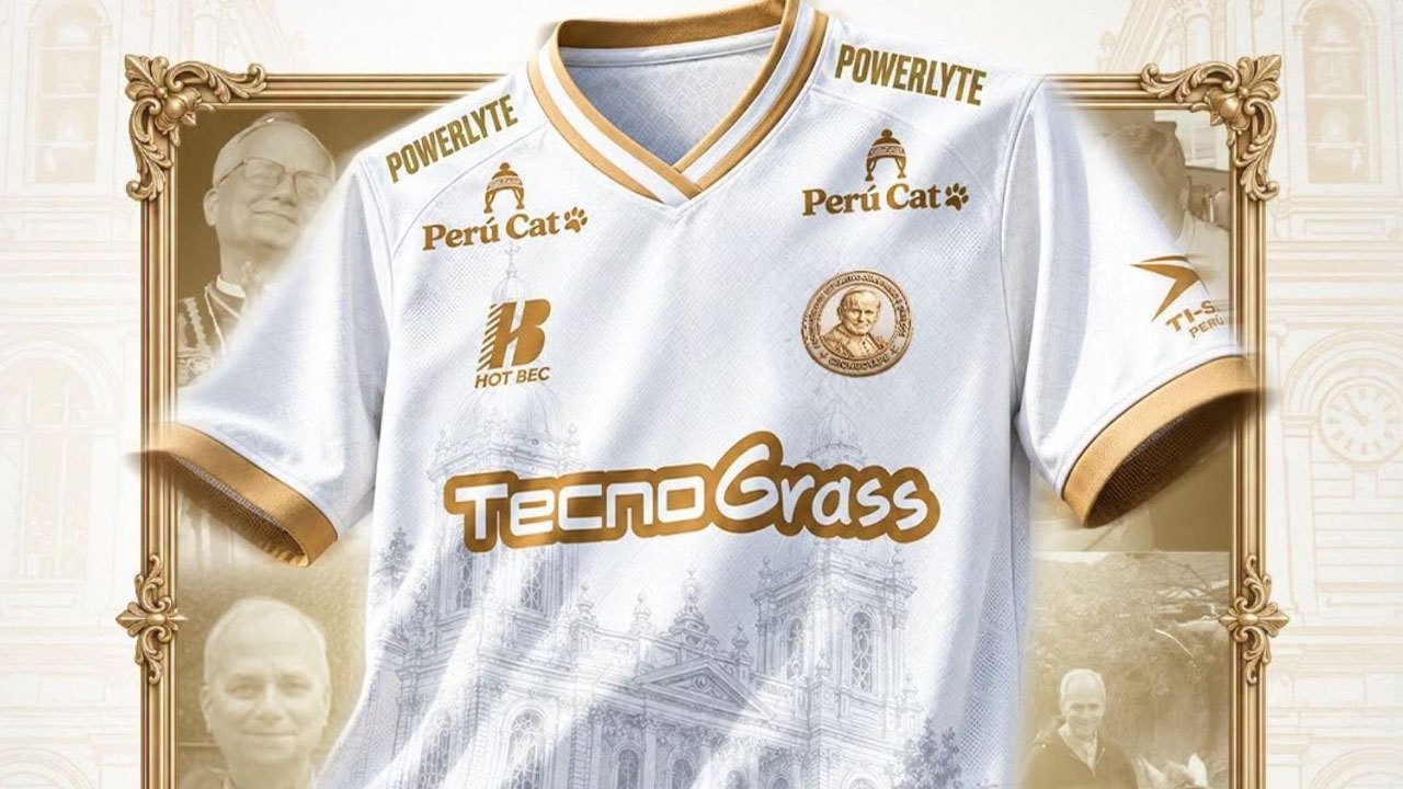 Juan Pablo II College presentó camiseta en honor al Papa León XIV