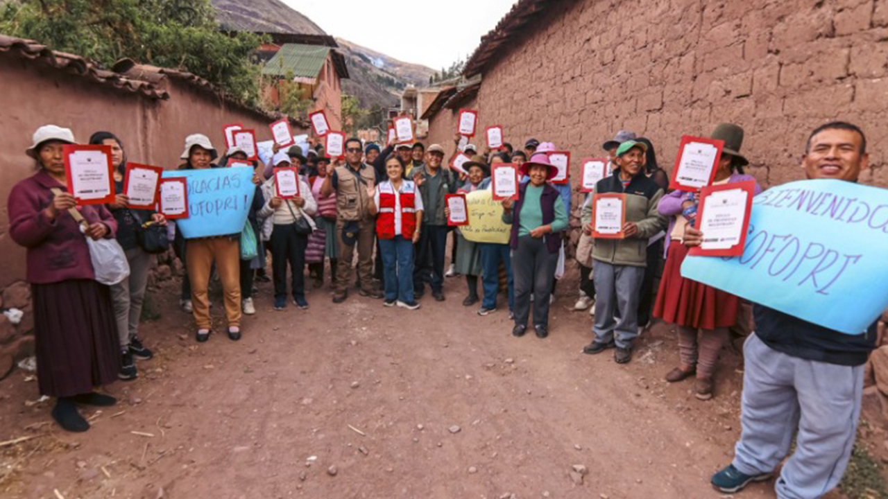 Entregan 1127 títulos de propiedad para familias y colegios de Cusco