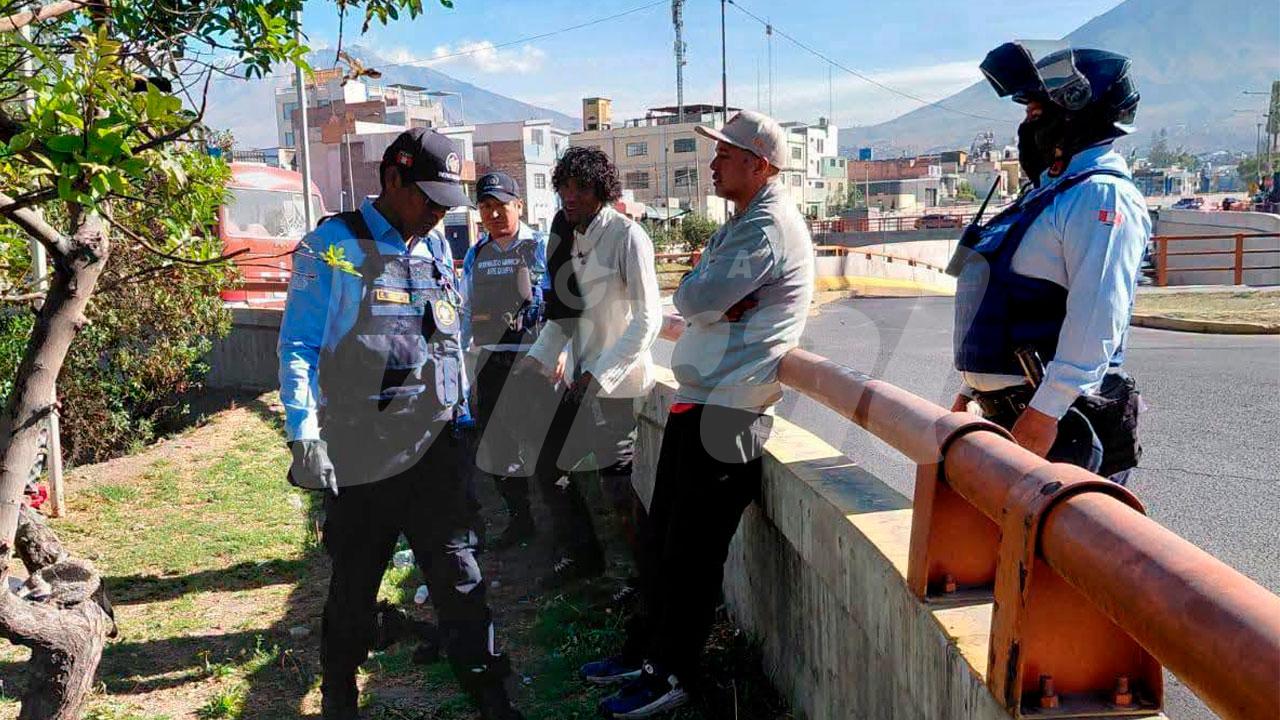 Dos extranjeros caen tras robo de celular y persecución de la víctima en el Cercado
