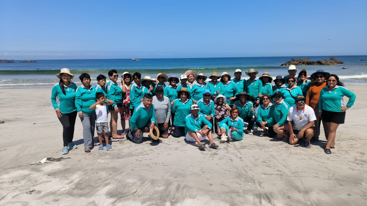 Adultos mayores del Ejército disfrutan jornada recreativa en playa Gentilares