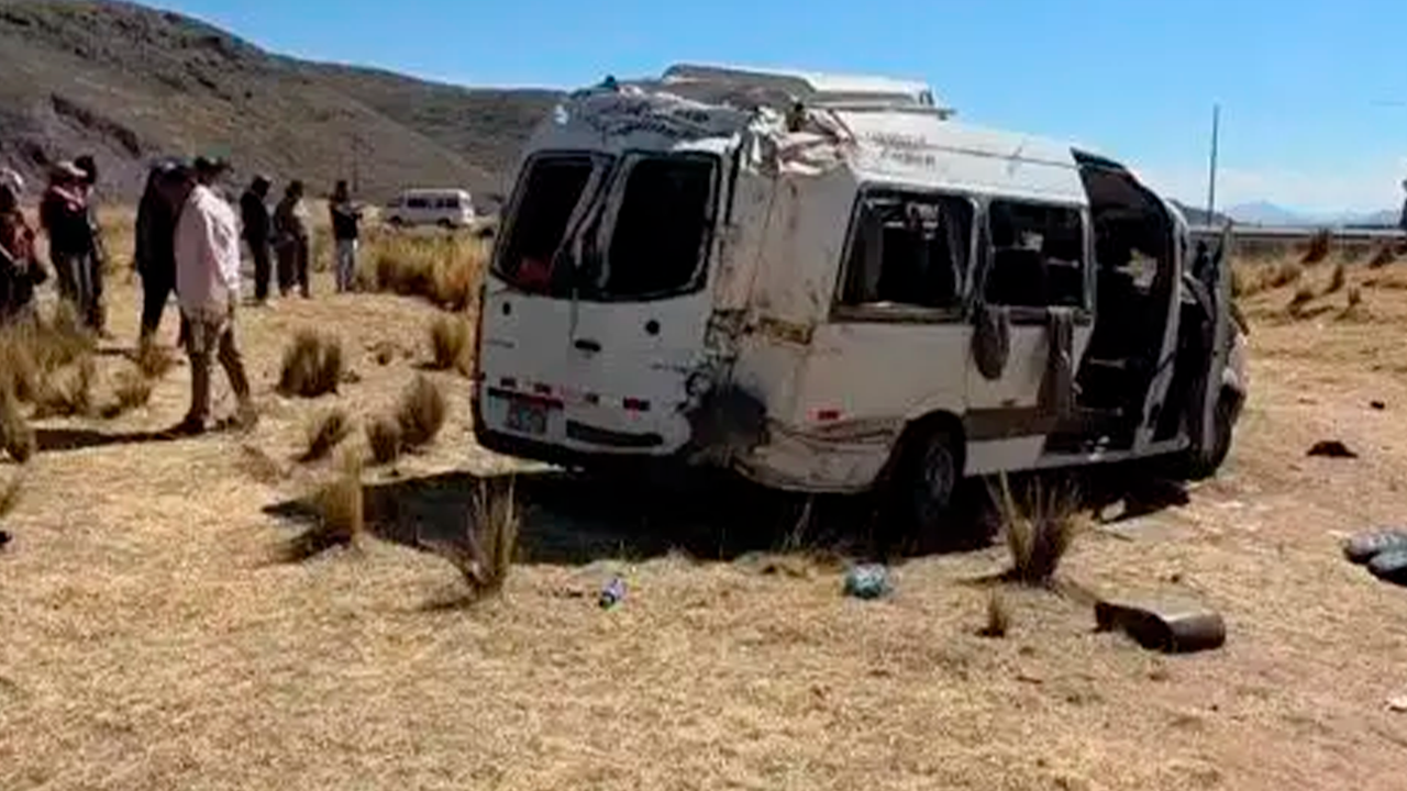 Accidente en Azángaro deja cuatro muertos y 15 heridos tras choque de minivanes