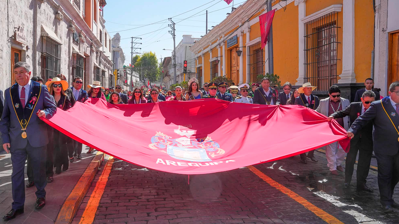 Paseo del Estandarte en Arequipa queda marcado por desorden y ausencia de autoridades