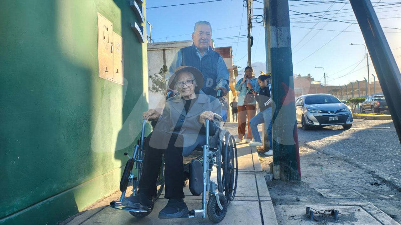 ONPE registra falta a miembro de mesa que acudió con su madre de 94 años