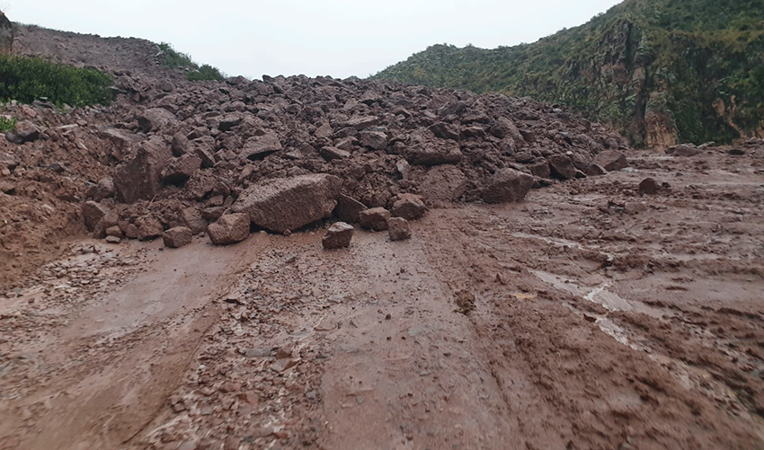 Huaico en Andagua deja incomunicada a Castilla y destruye 100 metros de la carretera AR 647