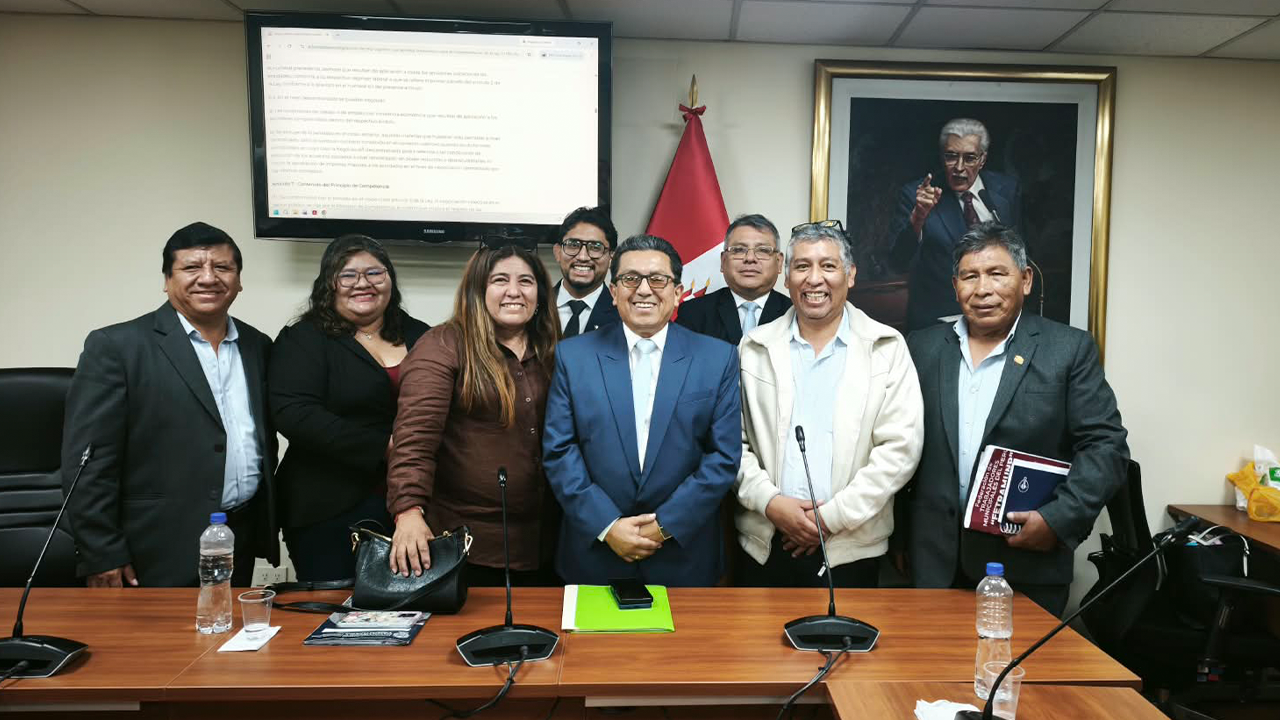 Mesa de diálogo aborda cumplimiento de convenios colectivos en municipalidades del Perú