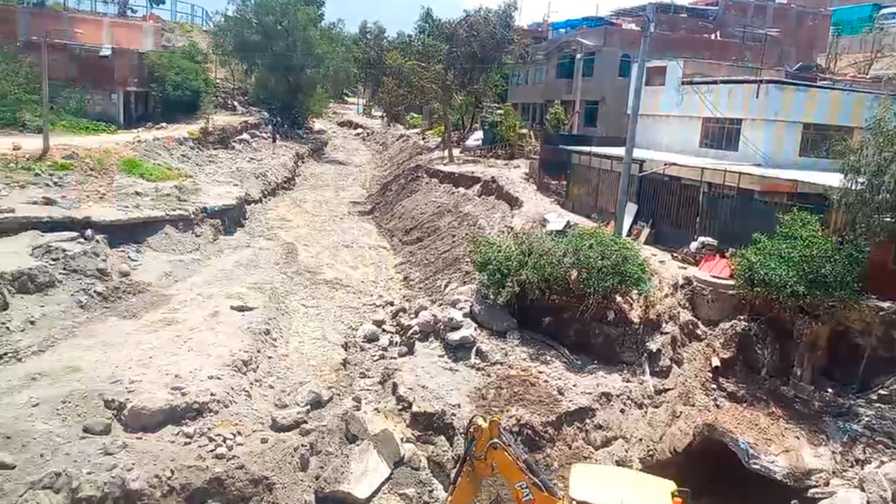 Basura y escombros reducen cauce de torrenteras en Arequipa y agravan daños por lluvias