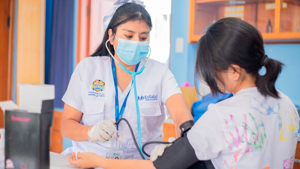 EsSalud Moquegua lleva atención preventiva a estudiantes y docentes de Santa Fortunata