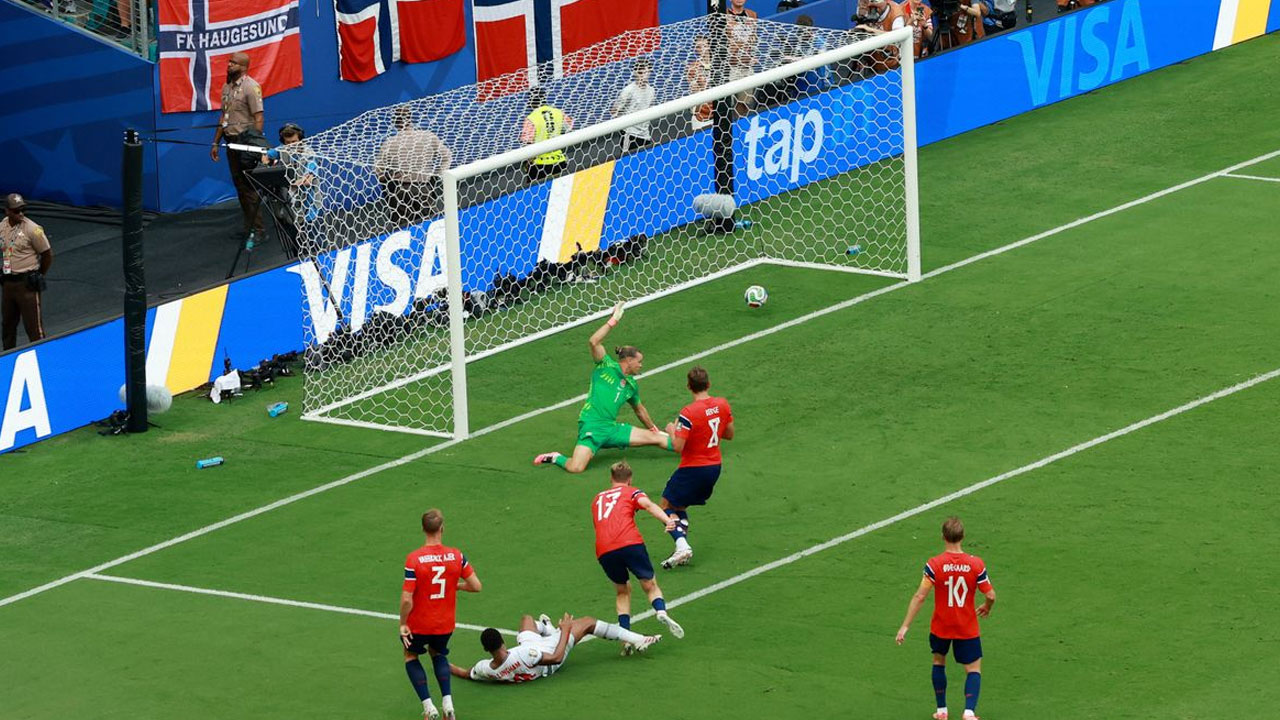 FIFA descarta polémica por gol de Inglaterra: “Balón no tocó el cable del estadio”