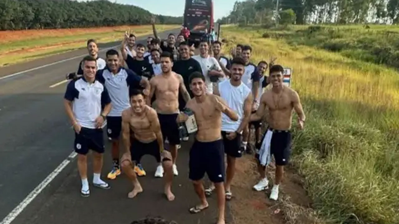 Plantel de 2 de Mayo quedó varado por desperfectos en bus camino a Copa Libertadores