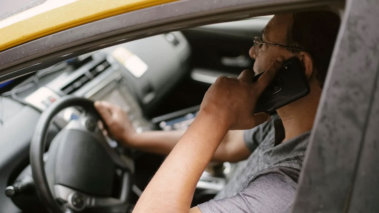 MTC alerta que uno de cada cinco jóvenes usa el celular mientras conduce en Lima