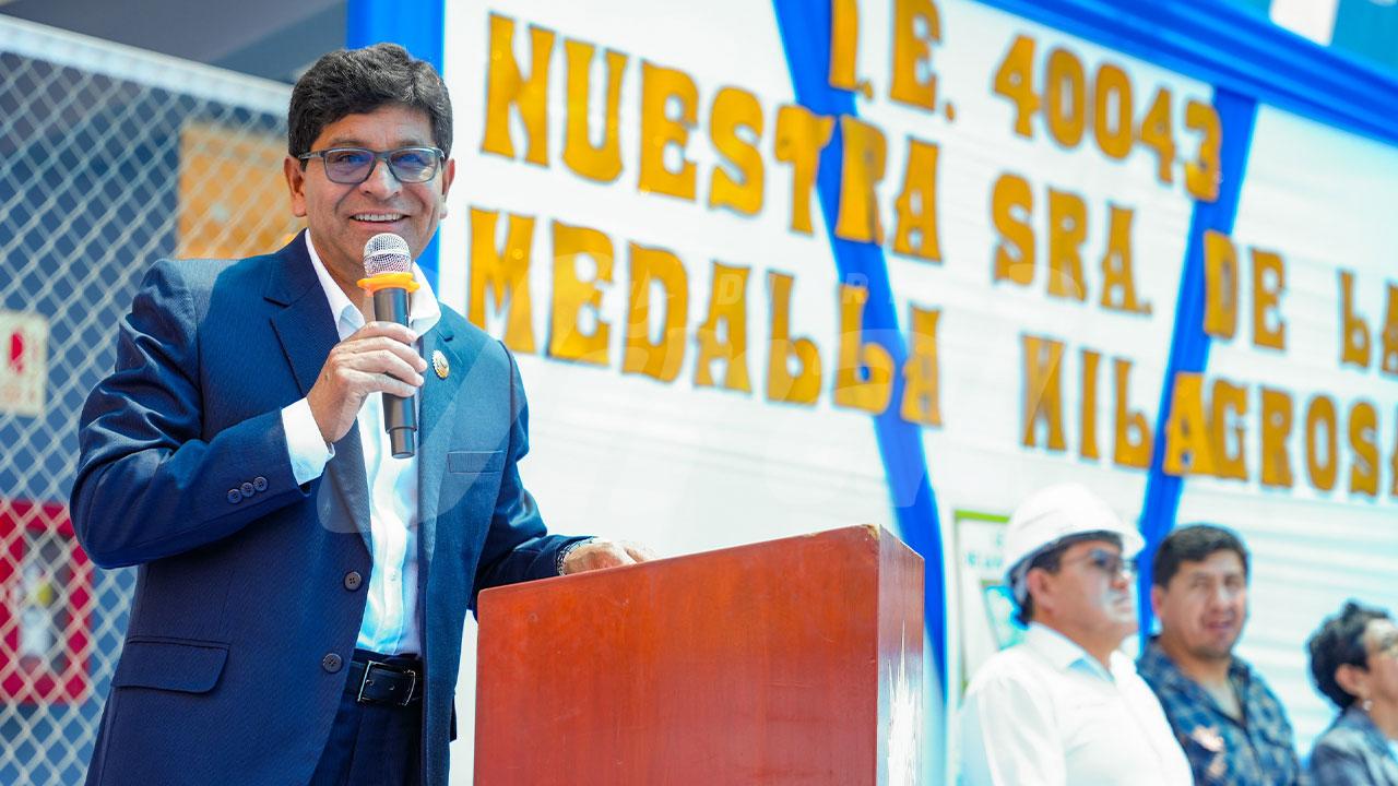 Gestión de Rohel Sánchez dejará 162 colegios en estado crítico