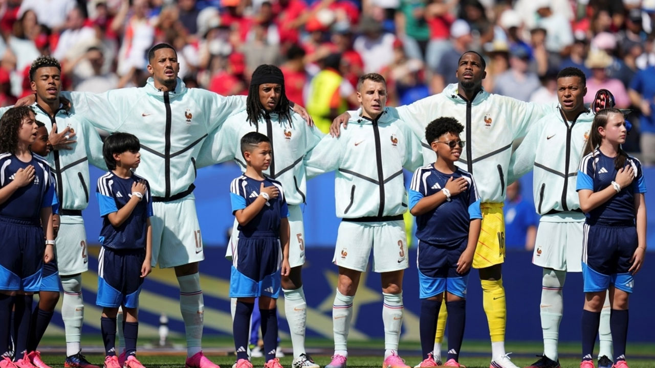 Thierry Henry destroza a Francia y se rinde ante la brillante España