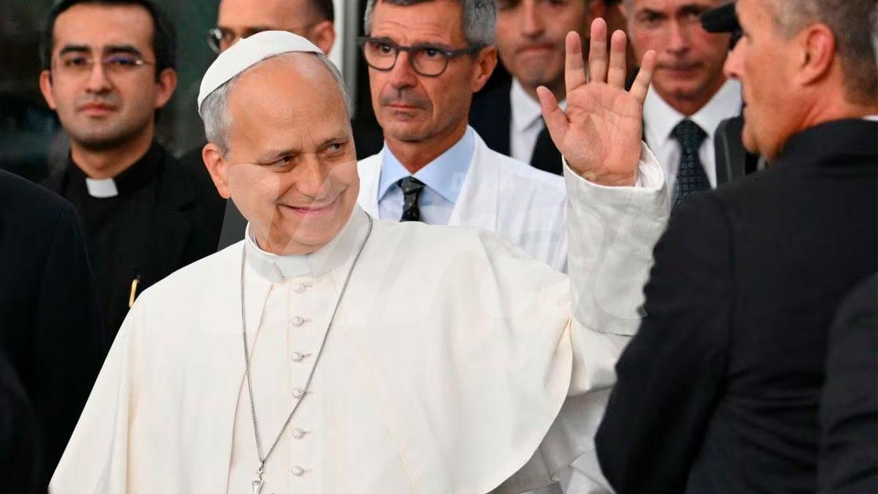 Papa Leon XIV recibe alta médica y sale del Policlínico Gemelli de Roma