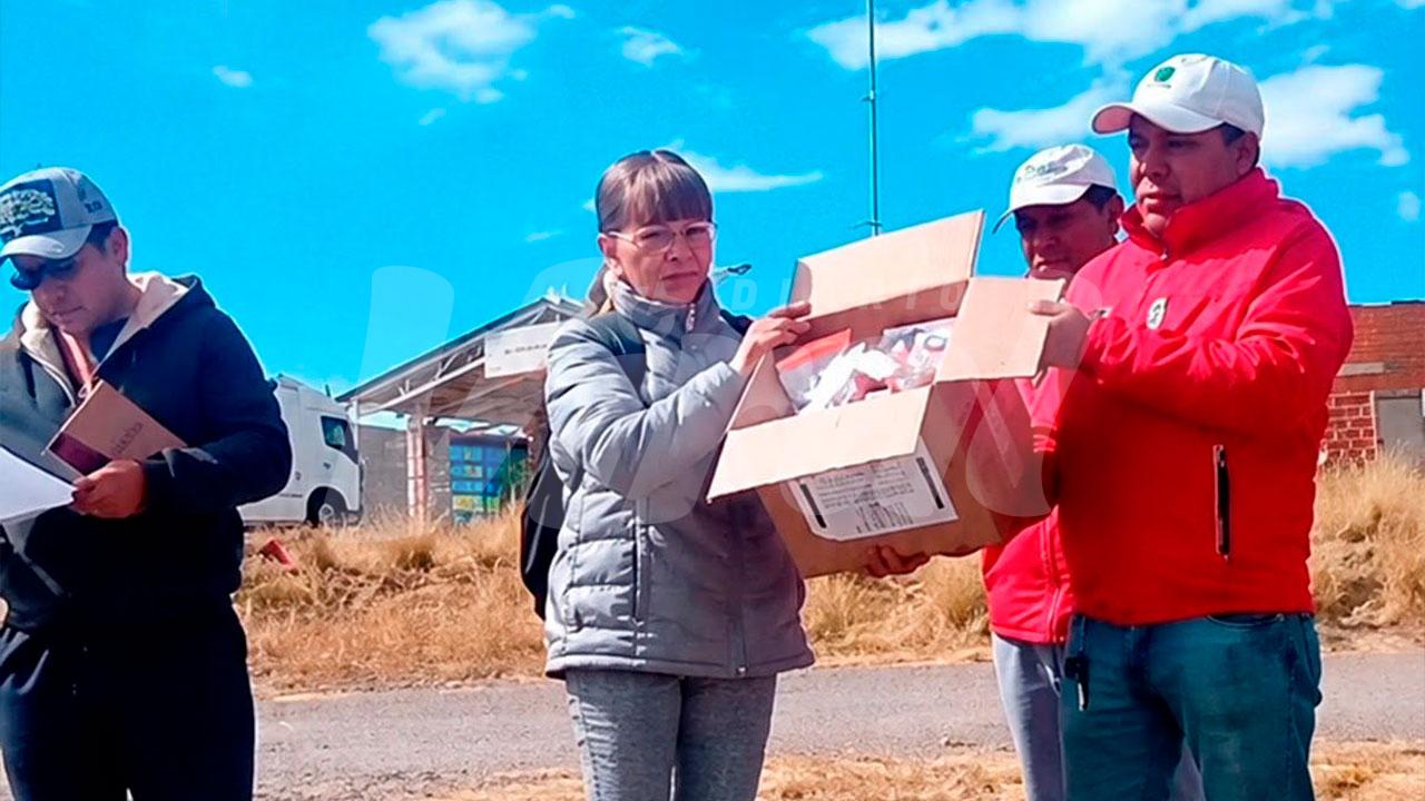 Ayudan a varados en Desaguadero en Puno