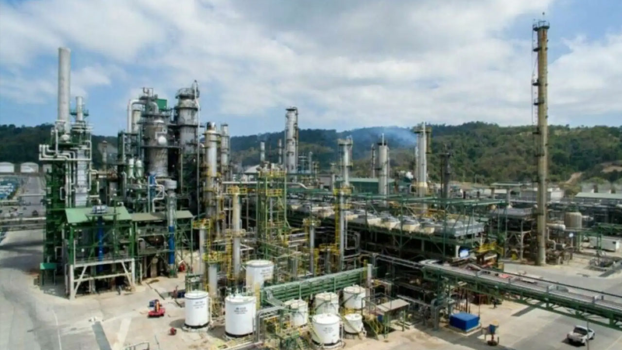Ecuador declara en emergencia su mayor refinería tras incendio en Esmeraldas