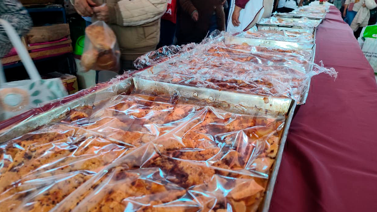 Mercado San Camilo prepara pastel de papa de 100 metros y rompe récord en Arequipa