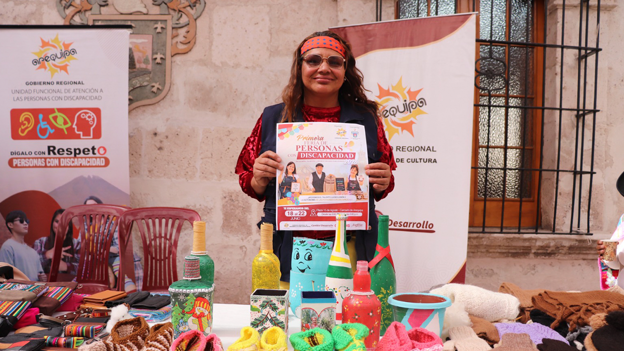 Arequipa: Milagros Bermúdez supera barreras y destaca en manualidades y natación