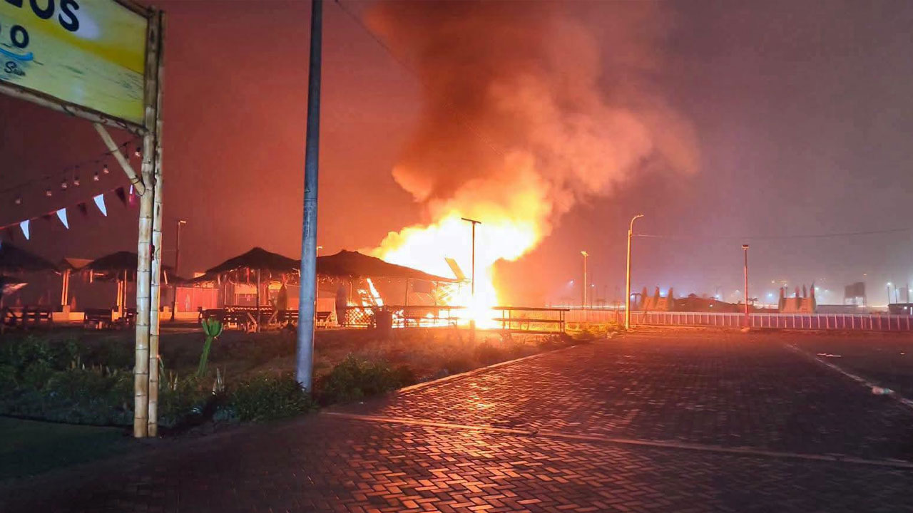 Incendio consume local en Tercera Playa de Mollendo