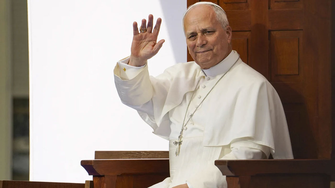 Papa León XIV se recupera de operación pulmonar y retoma sus labores