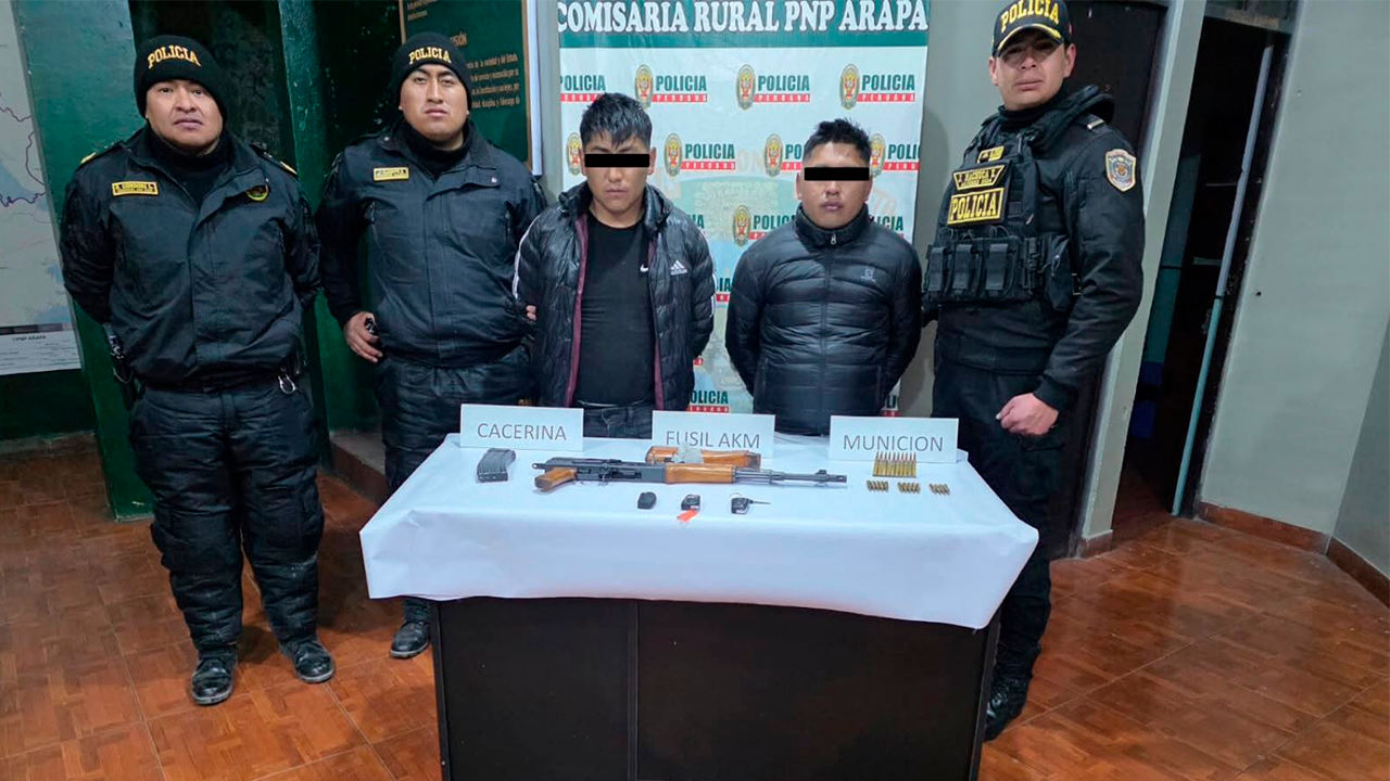 Puno: Policía incauta fusil AKM y detiene a dos sospechosos en operativo en Azángaro