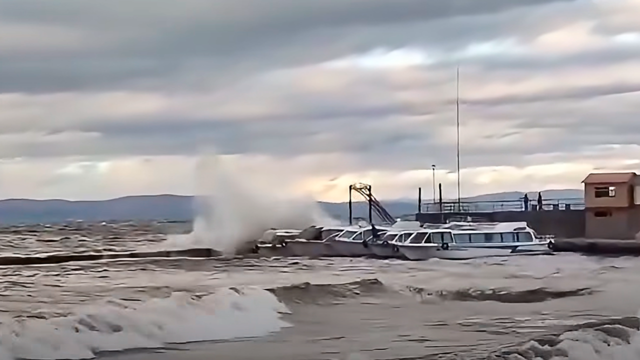Oleaje anómalo en el lago Titicaca provoca millonarias pérdidas en la crianza de truchas
