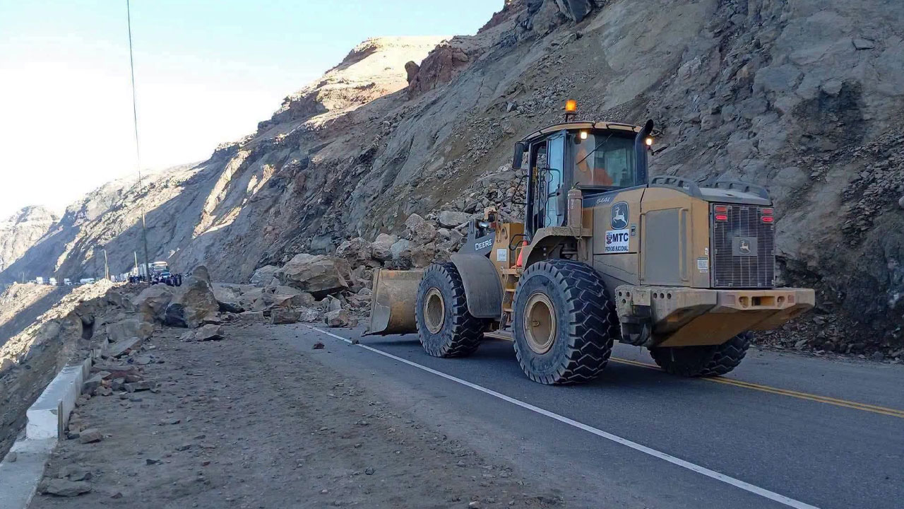 Camaná: nuevo derrumbe bloquea la Panamericana Sur en Ocoña