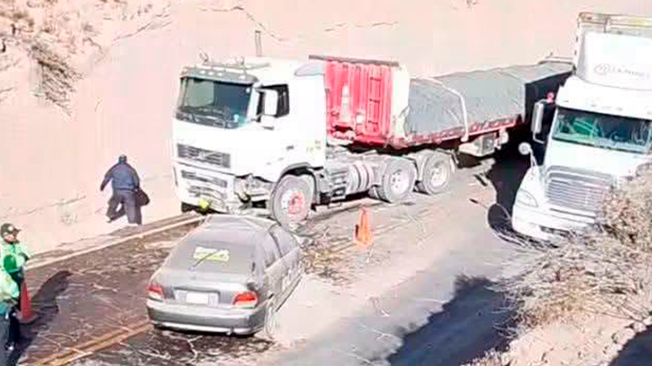 Puno: choque frontal entre camión y auto deja dos fallecidos y dos heridos en Platería