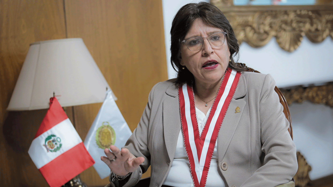 Delia Espinoza postula al CAL tras su destitución y plantea una nueva Constitución