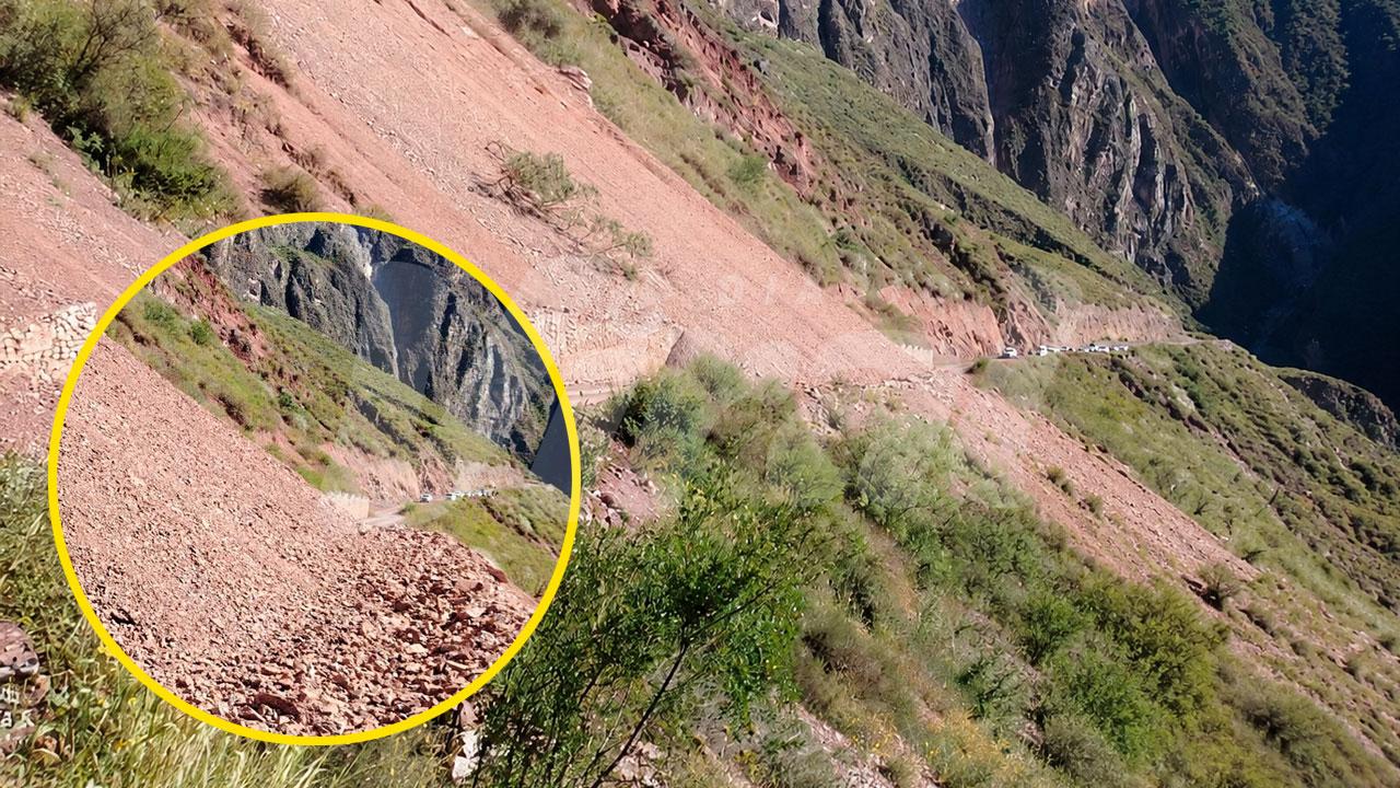 Derrumbes bloquean vía en Charcana
